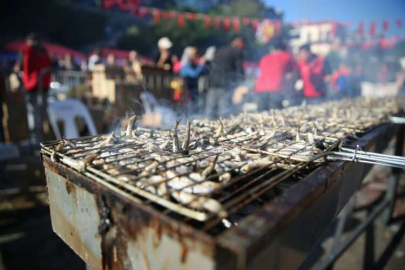 Antalya'daki festivalde 5 ton hamsi dağıtıldı