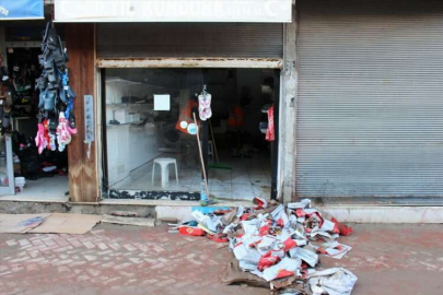 İskenderun'da denizin taşması sonucu su basan yerlerde temizlik sürüyor