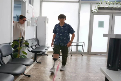 Depremde bacağını kaybeden Abdulkadir tekrar yürümeye başladı