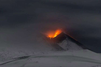 Etna Yanardağı lav ve kül püskürttü