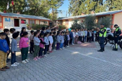 Adana'da jandarma ekipleri, öğrencilere trafik eğitimi verdi