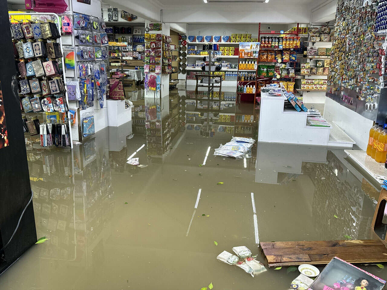 AA-20231206-33117015-33117012-ALANYADA_SIDDETLI_YAGMUR_VE_DOLU