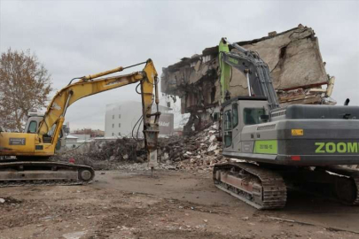 Kahramanmaraş'ta ağır hasarlı binaların yıkımı sürüyor