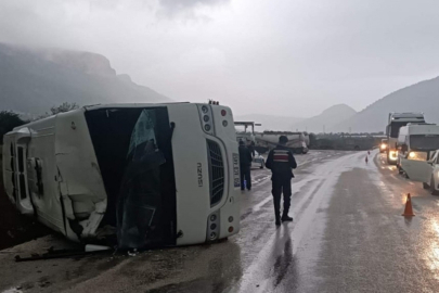 Maltepe'de servis minibüsü devrildi: 5 yaralı