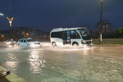 Antalya Serik'te sağanak hayatı olumsuz etkiledi