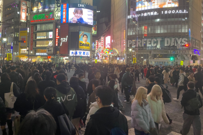 Japonya’da yüzlerce kişinin yaya geçidinden geçmesi renkli görüntüler oluşturuyor