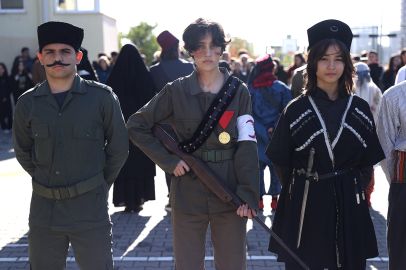 Mehmet Akif Ersoy Sosyal Bilimler Lisesi öğrencileri kostümlerini giydikleri Cumhuriyet kahramanlarını tanıttı
