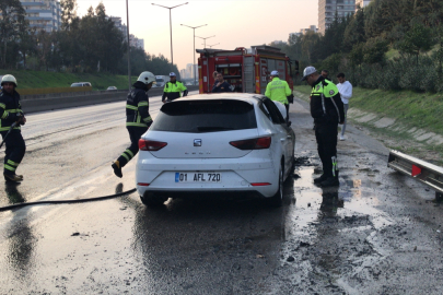 Adana'da seyir halindeyken alev alan otomobil yandı