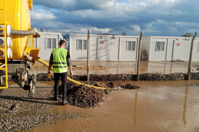 Ev ve konteynerleri su bastı, yardıma ekipler koştu