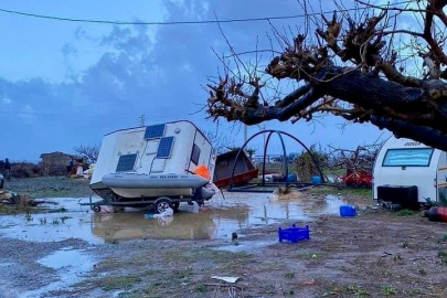 İzmir'de hortum su tankerini 30 metre fırlattı