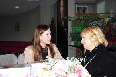 Serebral palsi hastası 52 yaşındaki kadın burnuyla kitap yazdı