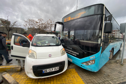Halk otobüsüyle hafif ticari aracın çarpışma anı kamerada