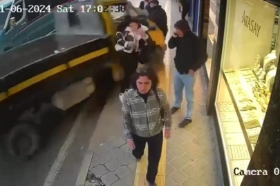 İzmir’de kamyonet yayalara çarpıp iş yerine daldı: 5 yaralı