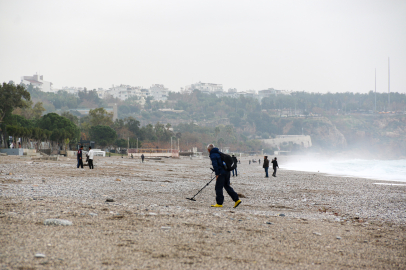 Konyaaltı sahili fırtınadan sonra definecilerin ekmek kapısı oldu
