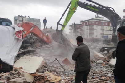 Mersin'de kontrollü yıkım yapılan 5 katlı bina çöktü