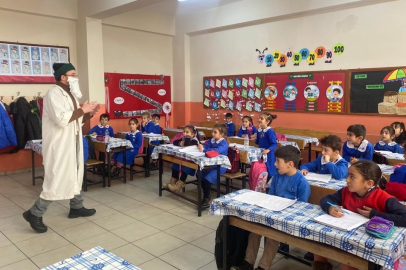 Dede Korkut'un hikâyelerini canlandırarak anlatan öğretmen öğrencilerini eğlendirdi