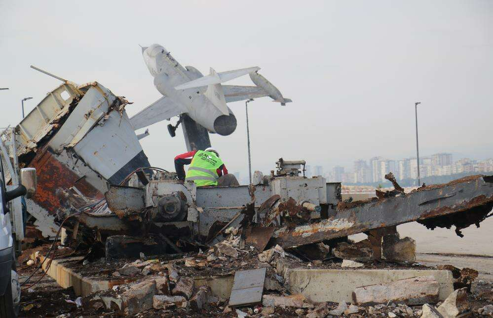 Mersin'de 25 yıl boyunca sergilenen Şehit Teğmen Caner Gönyeli gemisi sökülüyor