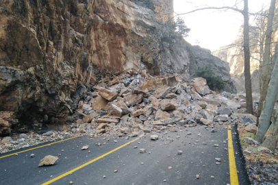 Kapuzbaşı Yolu'nda heyelan
