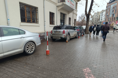 Boş olması gereken alana sürücüler araçlarını park ediyor