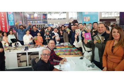 Can Yılmaz ve Zafer Algöz’ün imza gününe yoğun ilgi