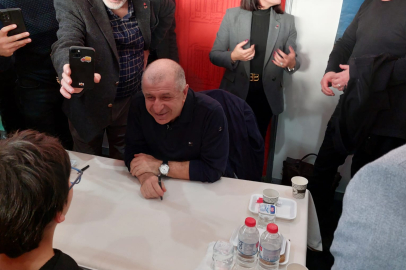 Zafer Partisi Genel Başkanı Ümit Özdağ, 16. Çukurova Kitap Fuarı'nda kitap imzaladı