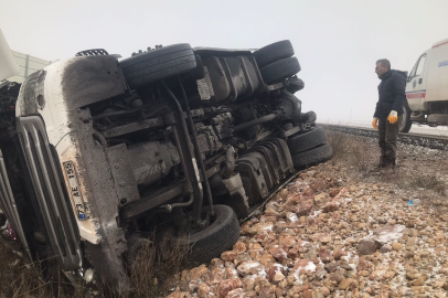 Devrilen tırın sürücüsü yaralandı