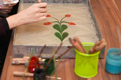 Kursiyerler, ebru sanatının tüm inceliklerini öğreniyorlar