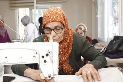 Akdeniz Belediyesinin kurslarıyla oğluna çeyiz diziyor