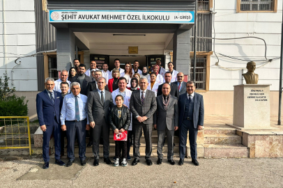 Kaymakam Aksu öğrencilerin karne heyecanına ortak oldu