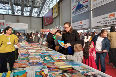 Karnelerini alan öğrenciler Kitap Fuarında soluğu aldı