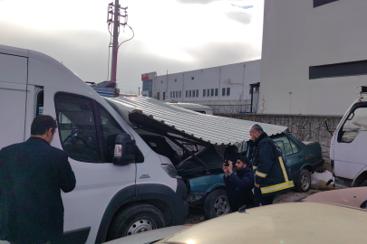 Lodosta uçan fabrika çatısı Yediemin otoparkındaki araçlara zarar verdi