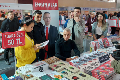 Engin Alan Çukurova Kitap Fuarı’nda kitap imzaladı