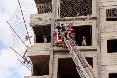 File can kurtardı: Mersin'de inşaattan düşen işçi, güvenlik filelerine takılarak kurtarıldı