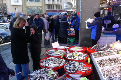 Hamsi avı iki gün durduruldu, tezgahlarda iri yerli hamsi göründü