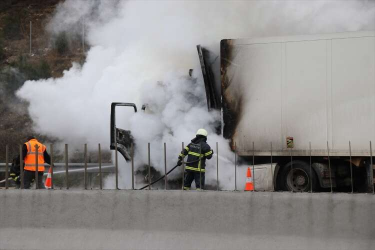 Adana'da seyir halindeki tırda yangın çıktı