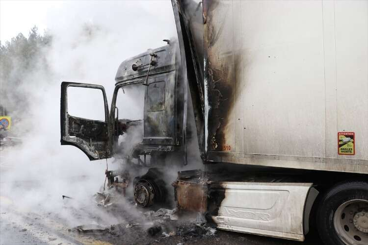 Adana'da seyir halindeki tırda yangın çıktı 3