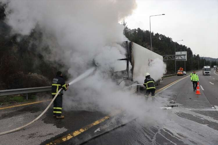 Adana'da seyir halindeki tırda yangın çıktı 4