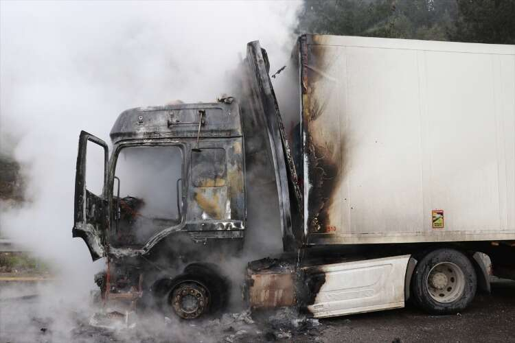 Adana'da seyir halindeki tırda yangın çıktı 6