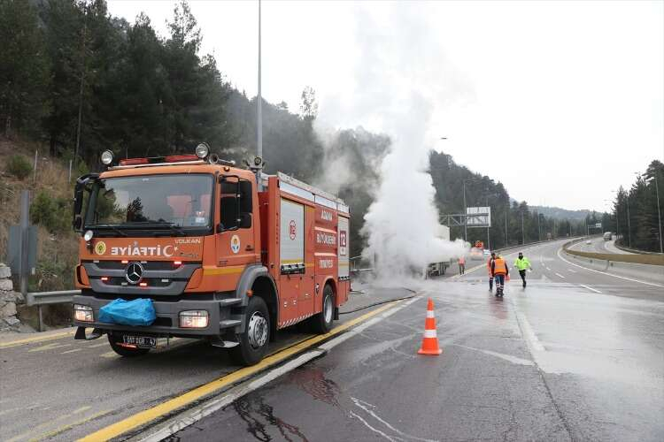 Adana'da seyir halindeki tırda yangın çıktı 5