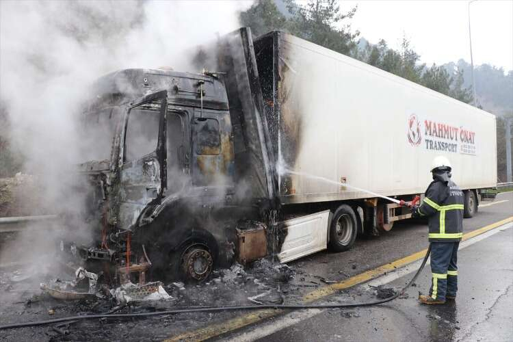 Adana'da seyir halindeki tırda yangın çıktı 8