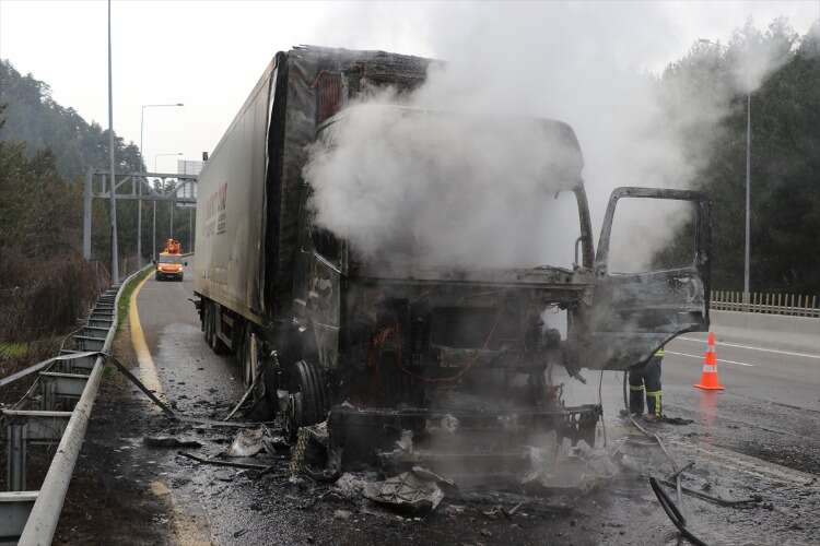 Adana'da seyir halindeki tırda yangın çıktı 7