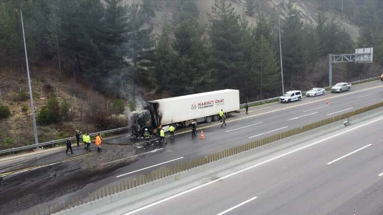 Adana'da seyir halindeki tırda yangın çıktı 9