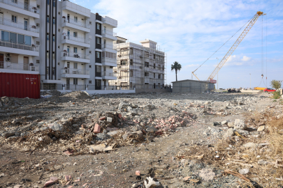 Asrın felaketinin boyutunu gözler önüne seren görüntüler: Sahil Apartmanı yerle bir oldu