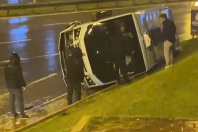 Maltepe'de minibüs yağıştan dolayı devrildi