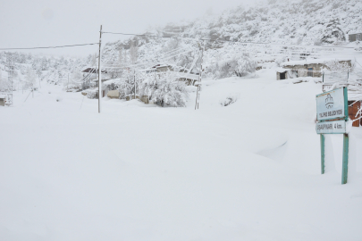 Kar ulaşımı felç etti! Pozantı–Ulukışla yolu trafiğe kapatıldı