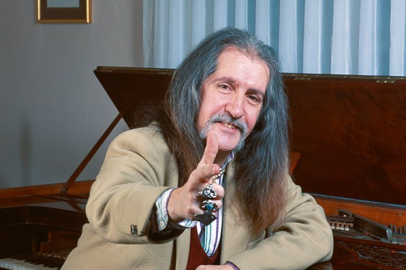 Türk müziğinin unutulmaz ismi Barış Manço, 25. ölüm yıl dönümünde anılıyor