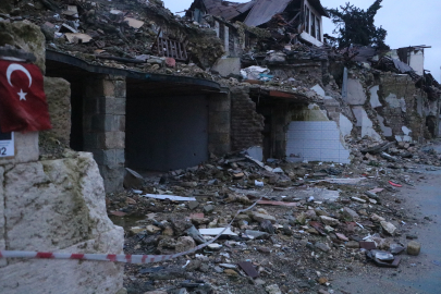 Bir şehrin yıkılışı: Saray Caddesi'nin deprem öncesi ve sonrası görüntüleri