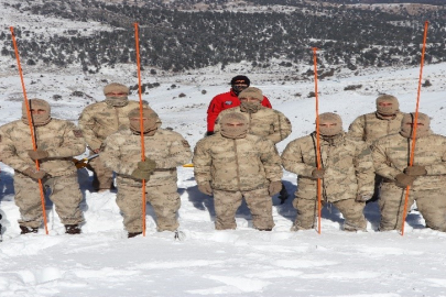 Jak Timleri Denizli Kayak Merkezi’nde çığ ve telesiyej tehlikesine karşı hazırlanıyor