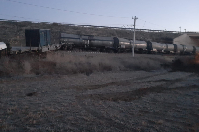 Kırıkkale'de Tren Kazası: İstinat duvarı çöktü