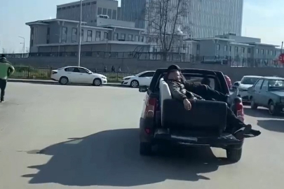 Kamyonet kasasında tehlikeli yolculuk